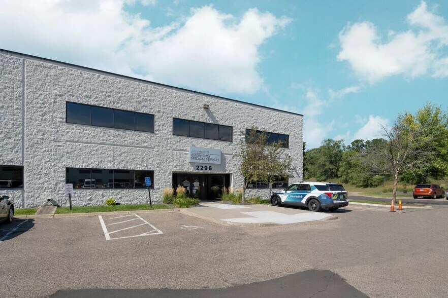 More Photos Of 2290-2298 Woodale Dr, Mounds View Manufacturing For Lease