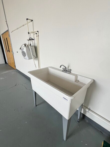 More Photos Of 835 N Capitol Ave, Indianapolis Light Distribution For Lease