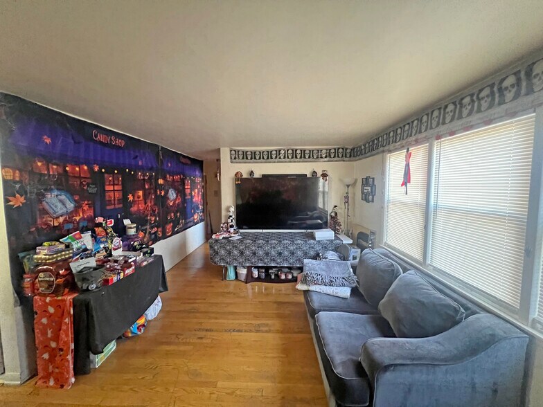 More Photos Of 4905 W Louise St, Skokie Apartments For Sale