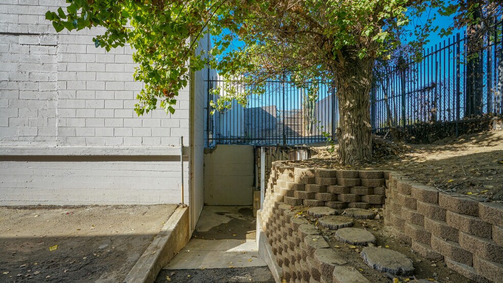 More Photos Of 2431 Eads St, Los Angeles Warehouse For Lease