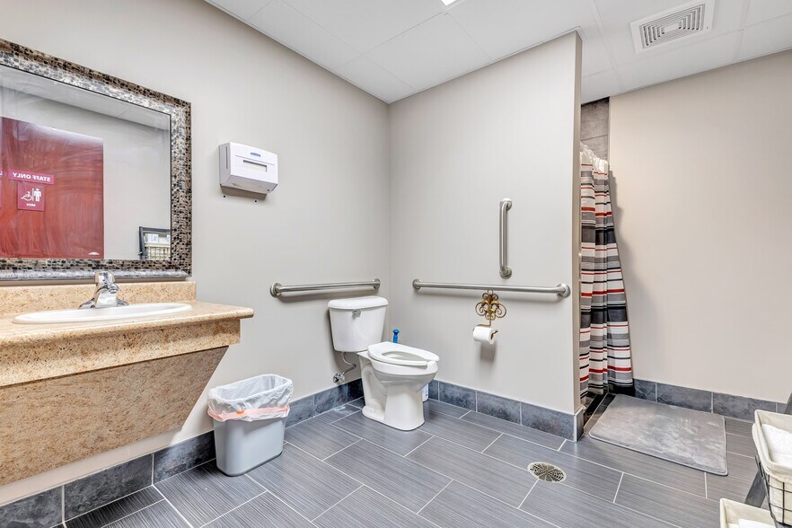 More Photos Of 2411 Holmgren Way, Green Bay Healthcare For Lease