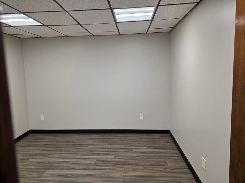 More Photos Of 98 Willis Ave, Mineola Office For Lease