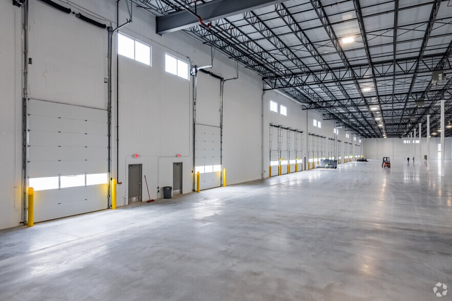 More Photos Of 9141 S 13th St, Oak Creek Warehouse For Lease