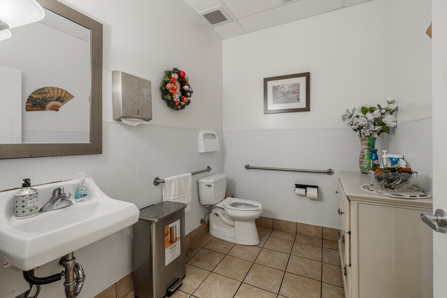 More Photos Of 30703-30719 Union City Blvd, Union City Storefront For Sale