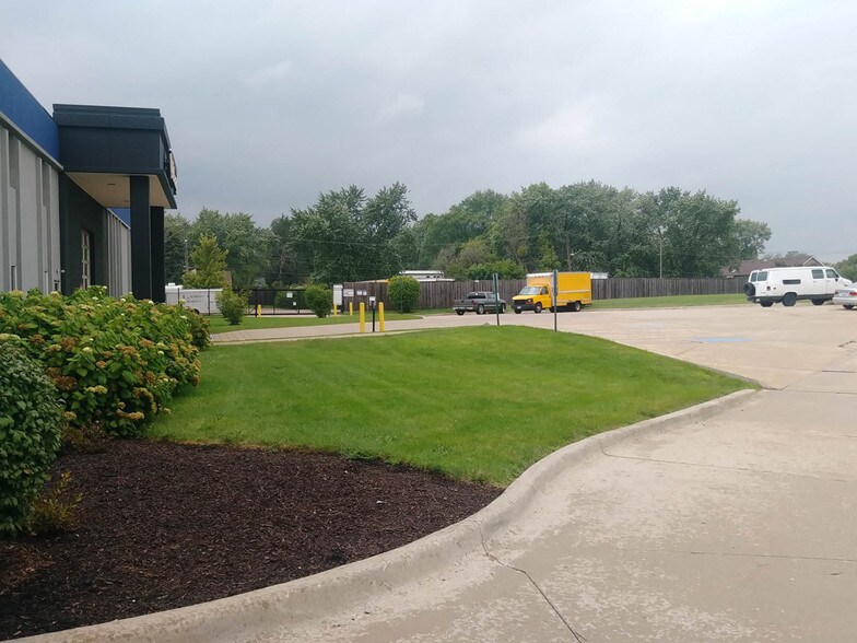 More Photos Of 426 S Westgate St, Addison Self Storage For Lease