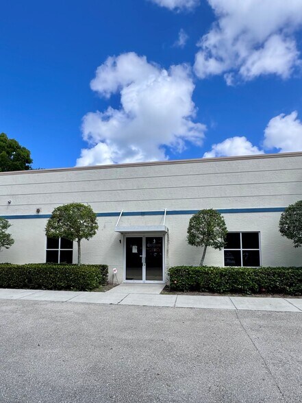 Primary Photo Of 9201 Brookwood Ct, Bonita Springs Showroom For Sale