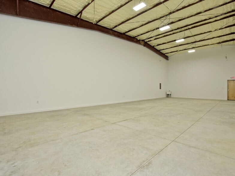 More Photos Of 401 S Chitalpa St, Leander Office For Sale