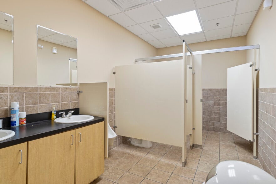 More Photos Of 1690 Roberts Blvd, Kennesaw Warehouse For Sale