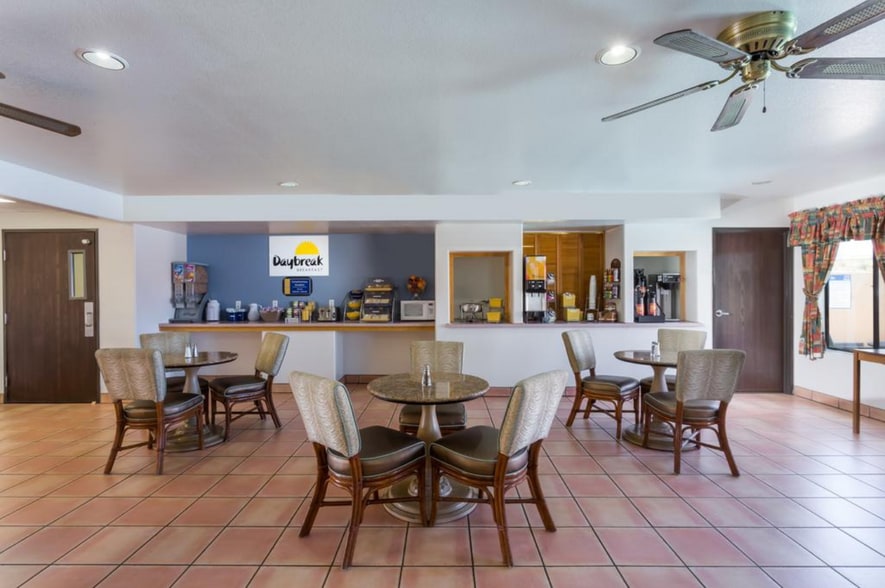 More Photos Of 621 W Commerce Dr, Benson Shelter For Sale