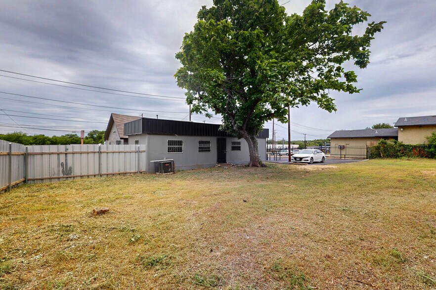 More Photos Of 3818 S Lancaster Rd, Dallas Flex For Lease