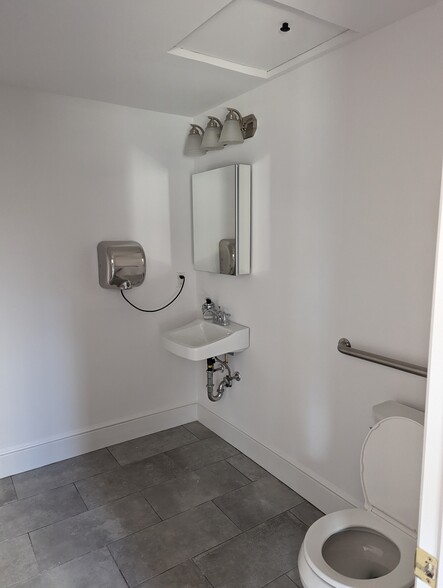 More Photos Of 583 Pacific St, Stamford Freestanding For Lease