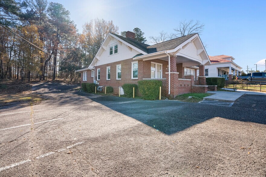 More Photos Of 611 Carthage St, Sanford Medical For Lease