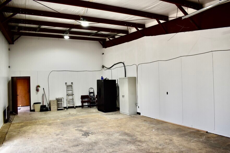 More Photos Of 831-841 Industrial Dr, Yukon Light Manufacturing For Sale