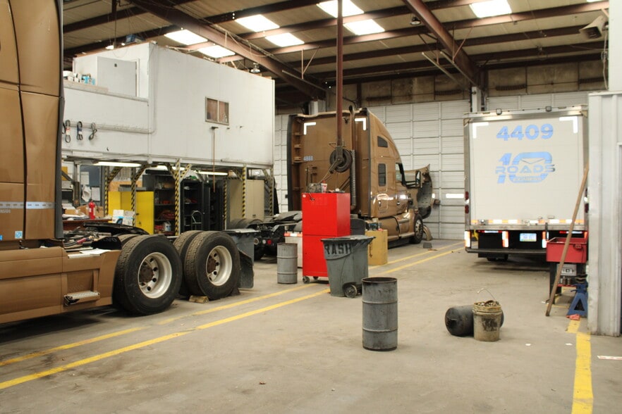 More Photos Of 1936 W Commerce St, Dallas Industrial For Lease
