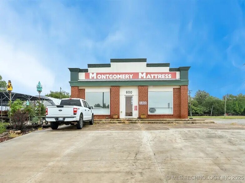 More Photos Of 600 N Commerce St, Ardmore General Retail For Lease