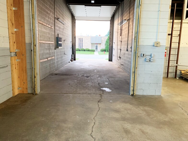 More Photos Of 221 King St, Elk Grove Village Manufacturing For Sale