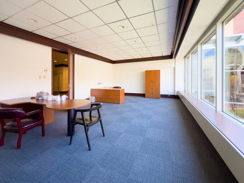 More Photos Of 100 N Queen St, Lancaster Office For Sale