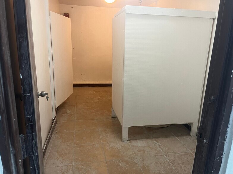 More Photos Of 760 W 28th St, Hialeah Warehouse For Lease