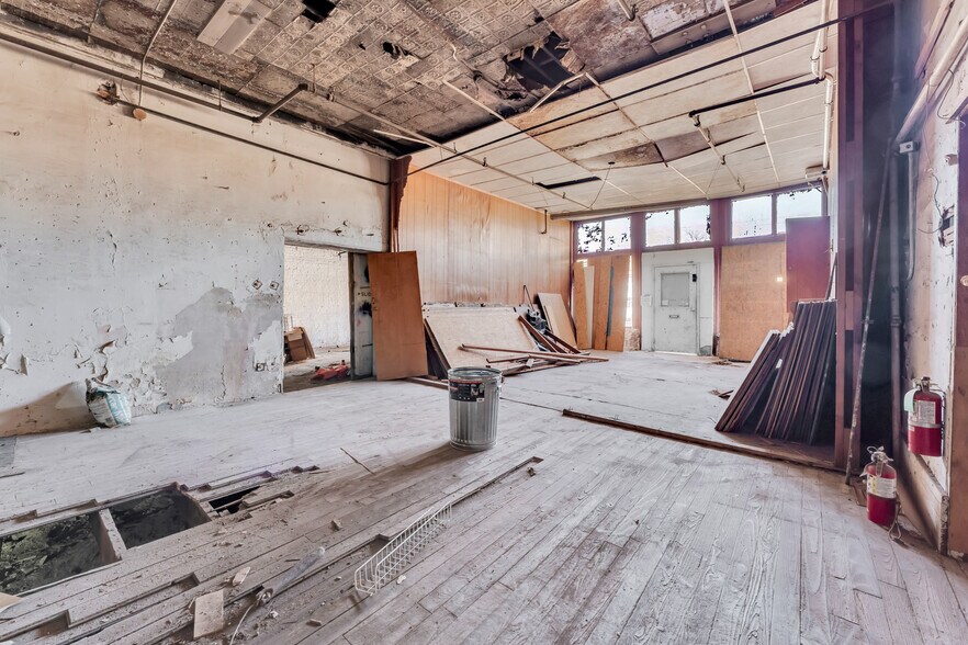 More Photos Of 504 W Commercial St, Springfield Storefront Retail Office For Sale