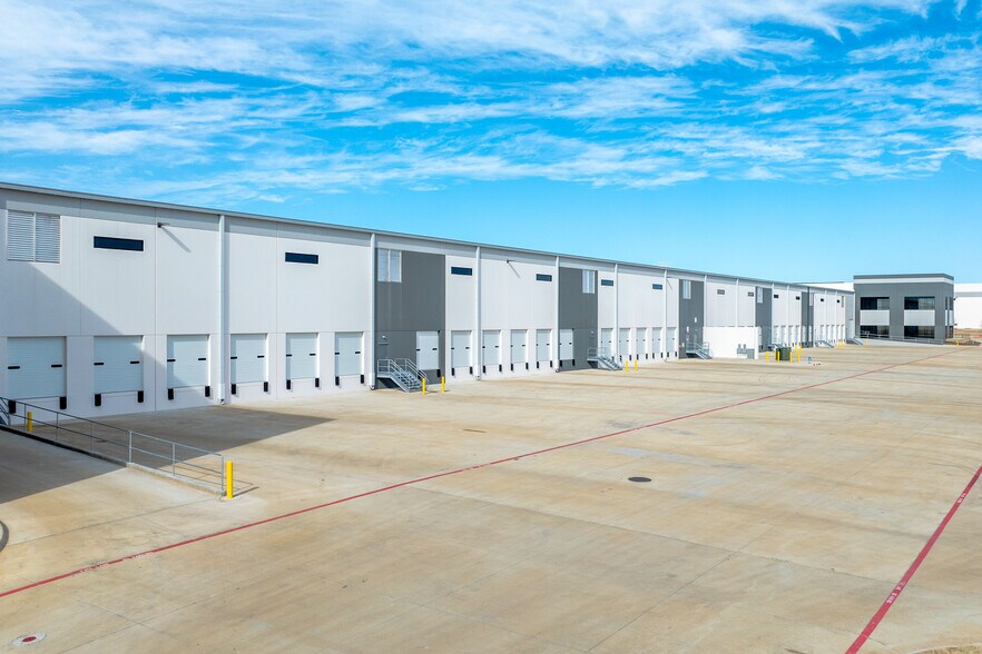 More Photos Of 3411 Mingo Rd, Denton Unknown For Lease