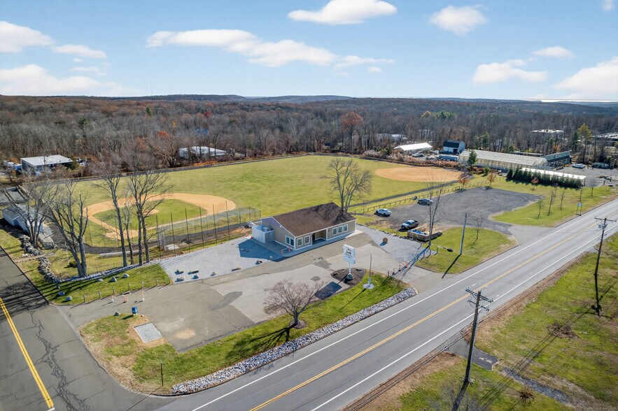 More Photos Of 742 Amity Rd, Bethany Freestanding For Sale