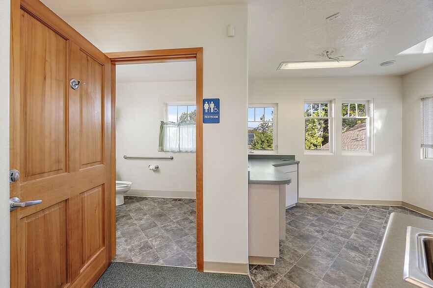 More Photos Of 1049 Siskiyou Blvd, Ashland Medical For Sale