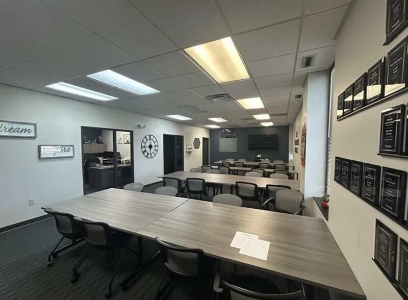 More Photos Of 9011 N Meridian St, Indianapolis Office For Lease