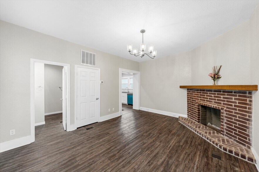 More Photos Of 1314 N 15th St, Waco General Retail For Sale