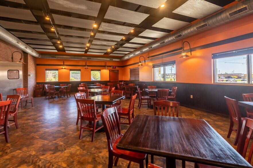 More Photos Of 2700 17th St, Marion General Retail For Sale