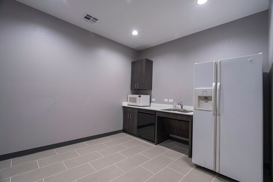 More Photos Of 800 Bonaventure Way, Sugar Land Unknown For Lease