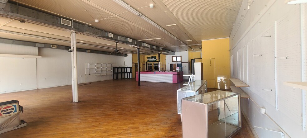 More Photos Of 400 S Main St, Emporia Restaurant For Lease