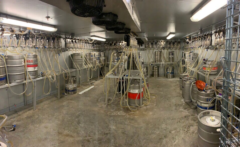 More Photos Of 401-411 Westport Rd, Kansas City Restaurant For Lease