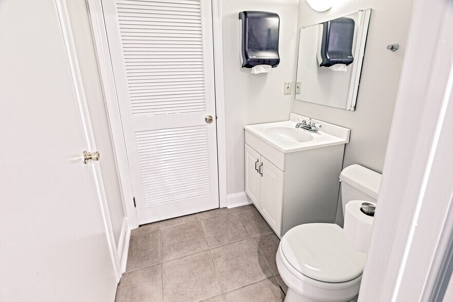 More Photos Of 5201-5215 W Woodmill Dr, Wilmington Medical For Sale