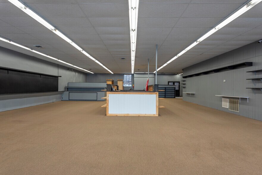 More Photos Of 34 N Logan St, Marion General Retail For Lease