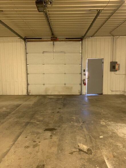 More Photos Of 114 Stevens Dr, Iowa City Flex For Lease