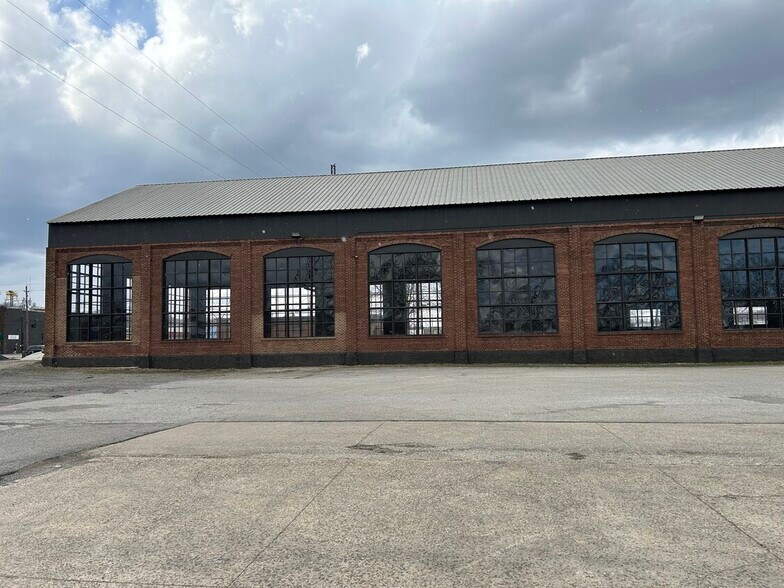 More Photos Of 100 S Bridge St, Struthers Industrial For Lease
