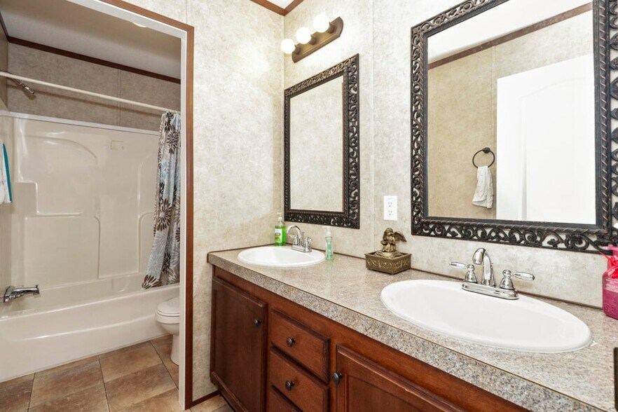 More Photos Of 1219 Private Road 1060, West Plains Recycling Center For Sale