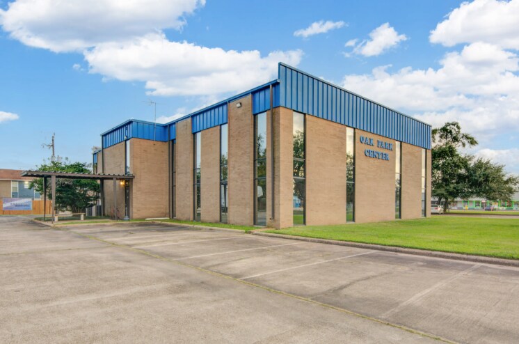 More Photos Of 102 Oak Park Dr, Clute Office For Sale