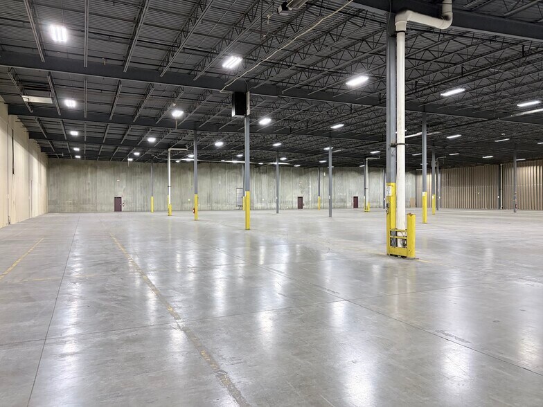 More Photos Of 22000 Industrial Blvd, Rogers Distribution For Lease