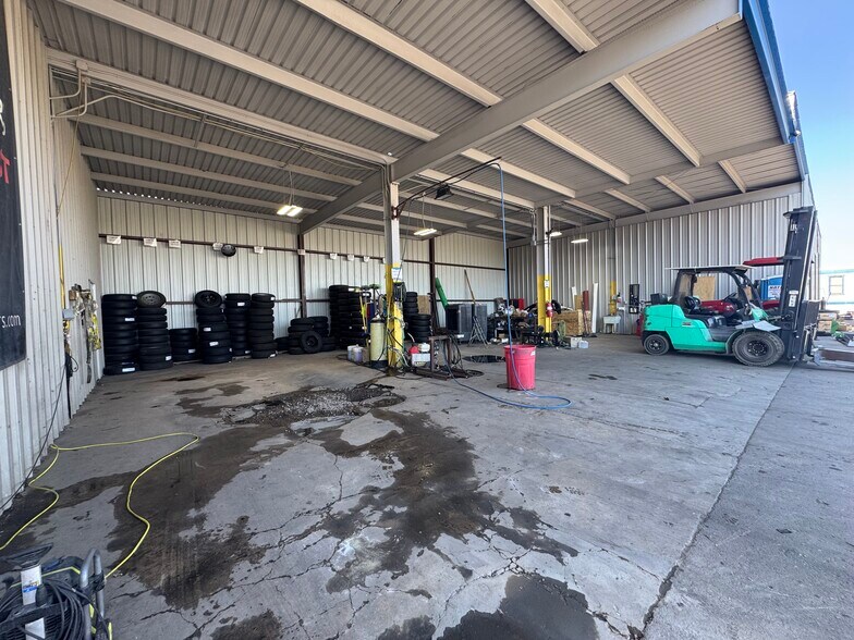 More Photos Of 8807 N Black Canyon Hwy, Phoenix Industrial For Sale