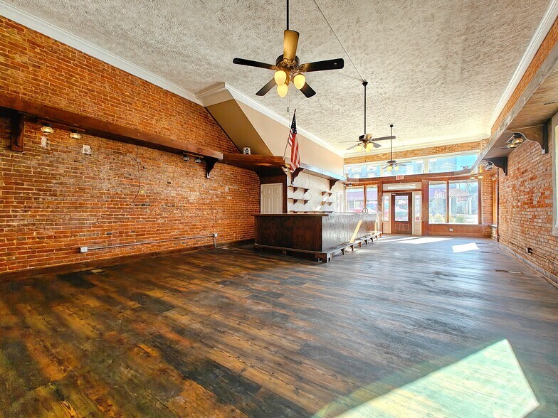 More Photos Of 17 Broadway St, McKenzie Storefront For Sale