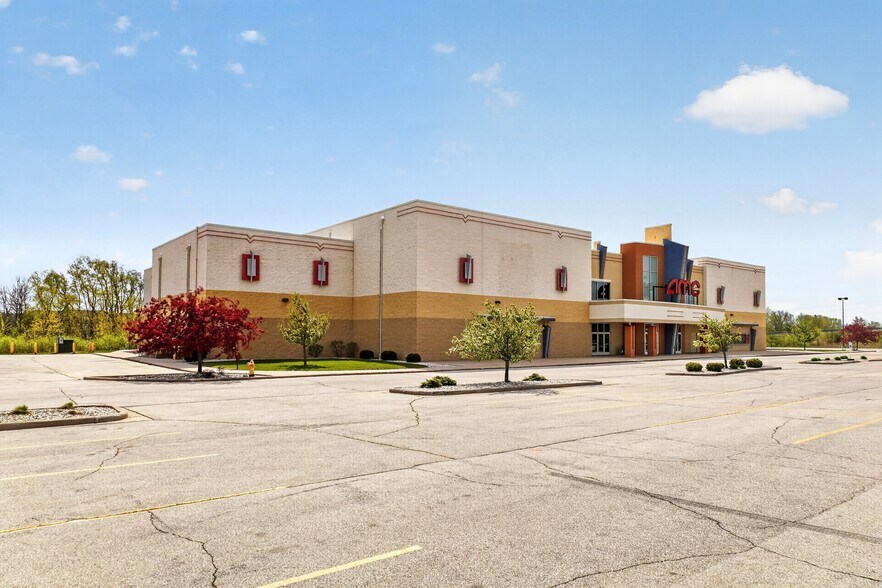 More Photos Of 2555 S 44th St, Manitowoc Movie Theatre For Sale