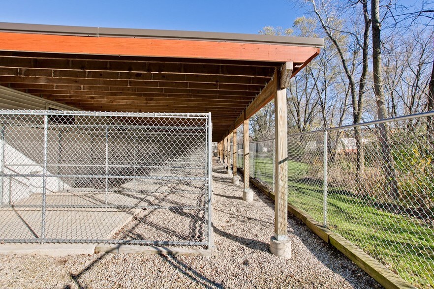 More Photos Of 4403 S Roberts Rd, Island Lake Veterinarian Kennel For Sale