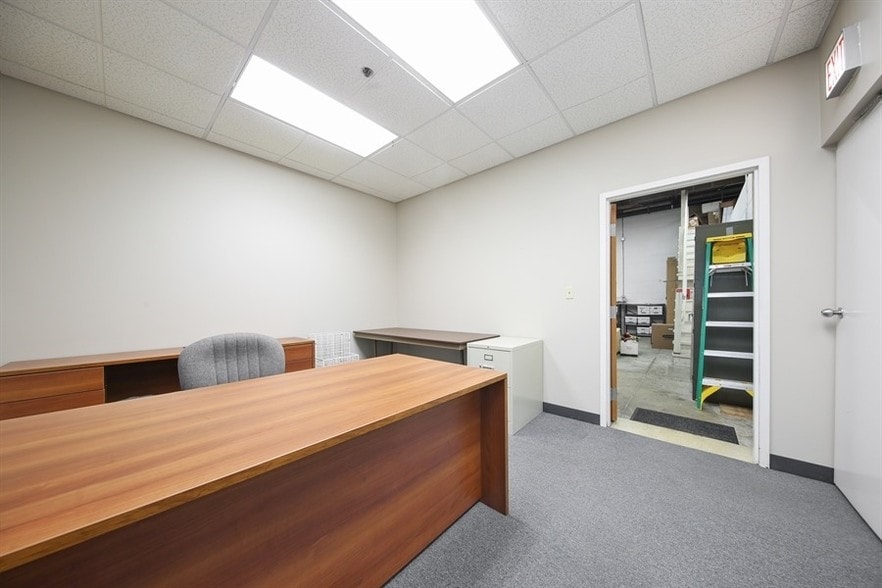 More Photos Of 760 N Frontage Rd, Willowbrook Warehouse For Lease