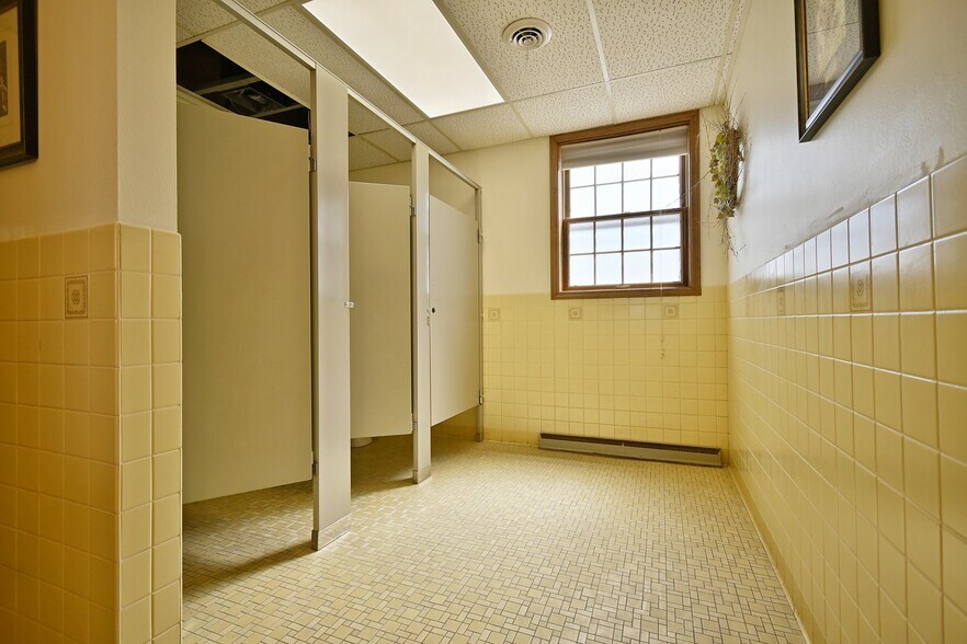 More Photos Of 425 S Adams St, Green Bay Office For Lease