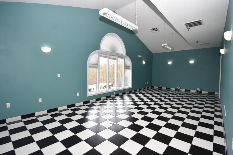 More Photos Of 972 Youngstown Kingsville Rd, Vienna Office For Sale