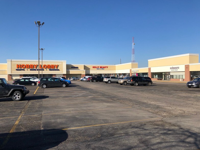 More Photos Of 3425-3523 N University St, Peoria Unknown For Lease