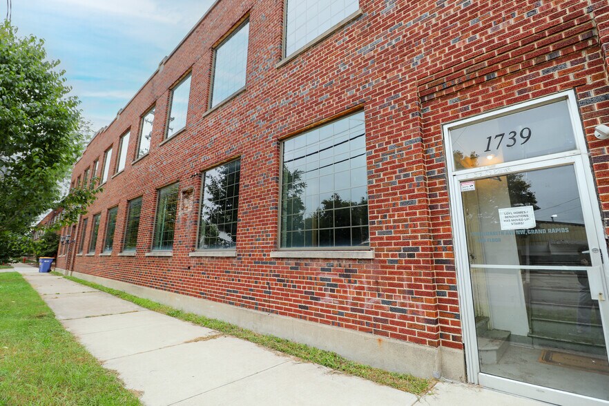 More Photos Of 1739 Elizabeth Ave NW, Grand Rapids Flex For Sale