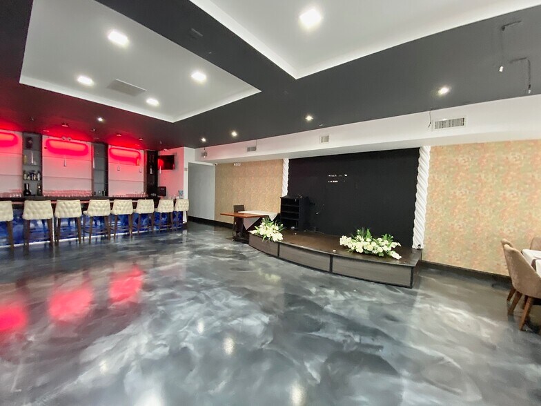 More Photos Of 2032-2050 Hollywood Blvd, Hollywood Restaurant For Lease
