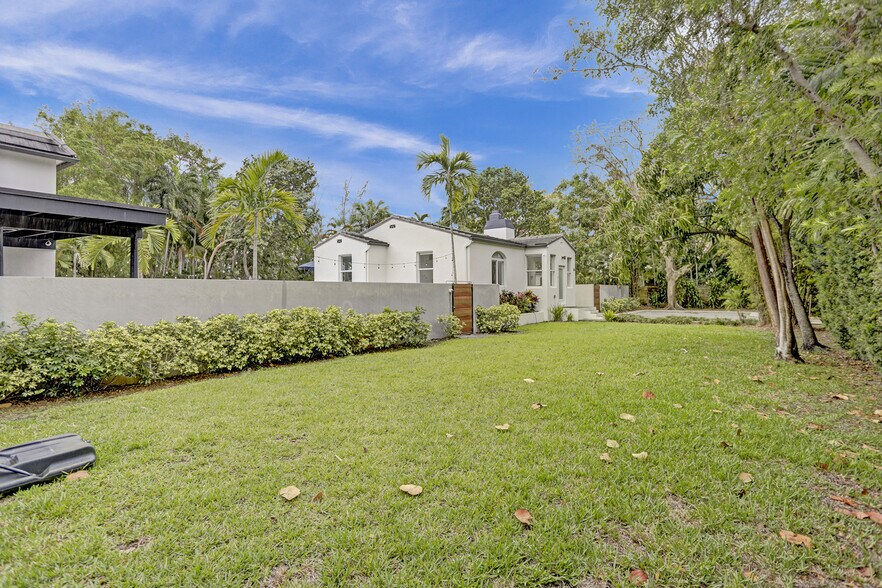 More Photos Of 430 Ne 121st St, Biscayne Park Movie Radio TVStudio For Sale